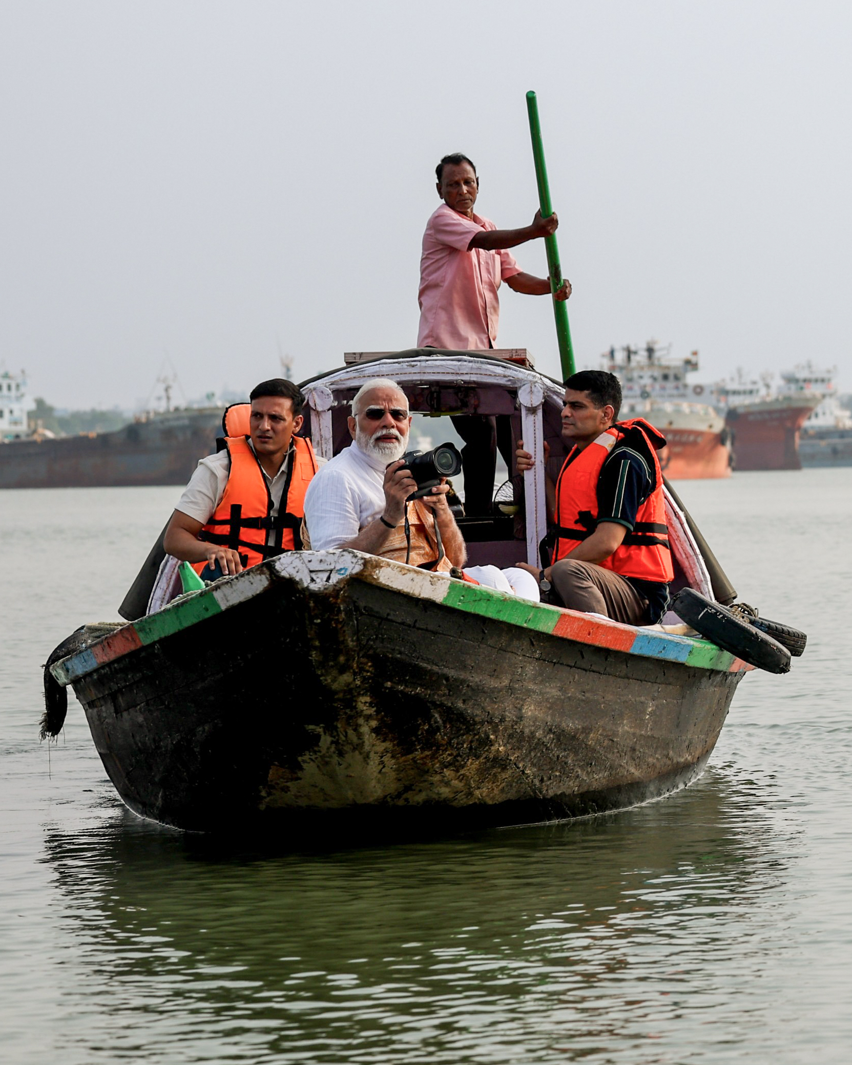 पीएम मोदी ने हुगली नदी में करीब एक घंटे सैर की।