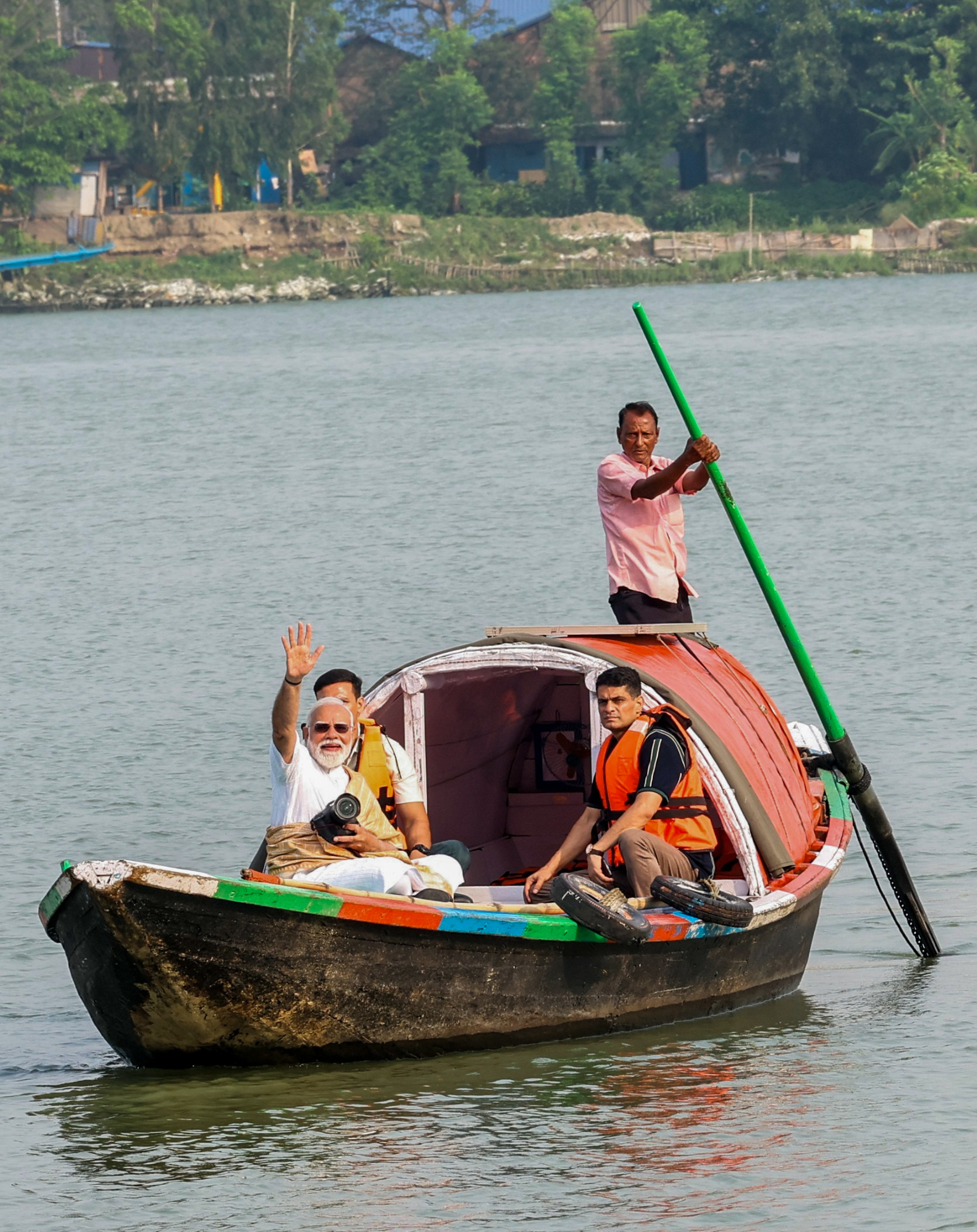 पीएम ने इस दौरान फोटोग्राफी भी की।