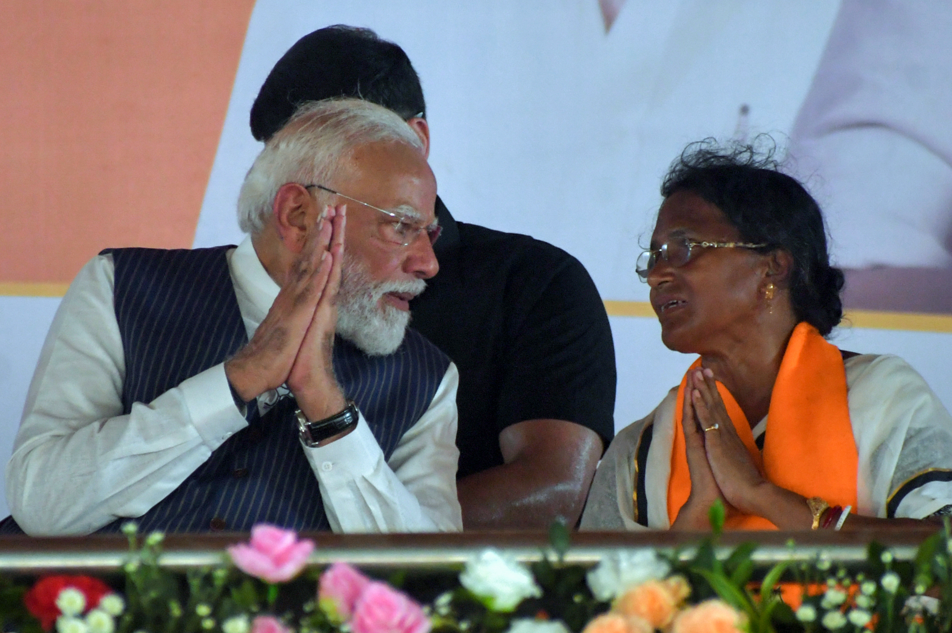 पीएम मोदी शुक्रवार को रैली में आरजी कर पीड़िता की मां से मिले। मोदी बोले- जिस मां ने अपनी बेटी को डॉक्टर बनने में मदद की, उसी बेटी को टीएमसी ने उनसे छीन लिया।