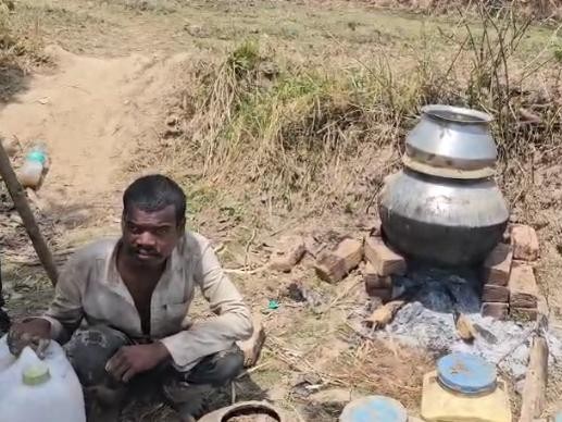 अवैध रूप से कच्ची महुआ शराब बना रहे आरोपी