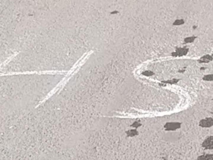 किसी मनचले आशिक ने सड़क पर लिख कर प्यार का इज़हार किया है