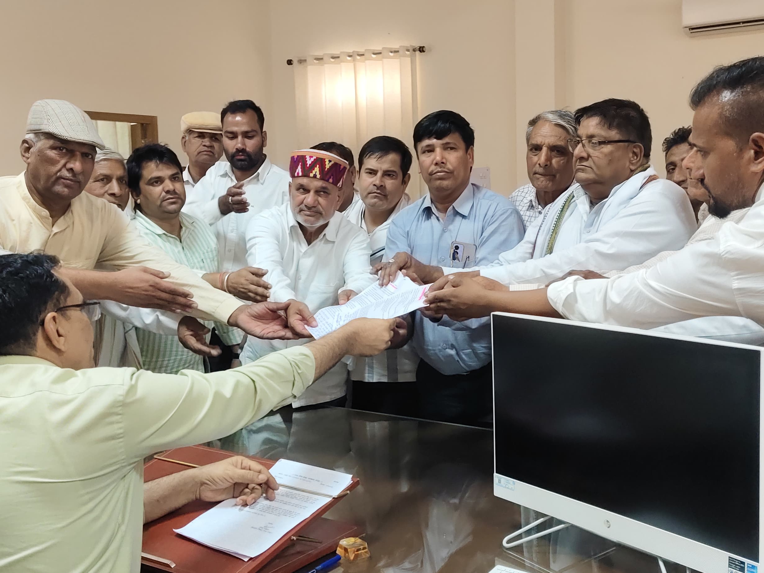 कांग्रेस ने अतिरिक्त जिला कलेक्टर भगीरथ साख को चार सूत्रीय मांगों का ज्ञापन सौंपा।