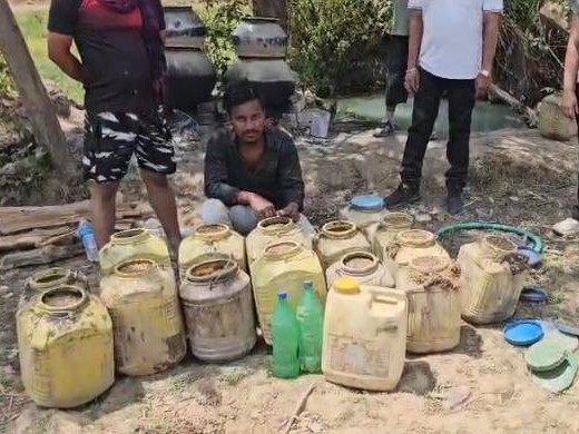 डिब्बों में रखा हुआ था हजारों लीटर महुआ लहान