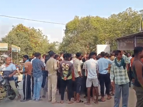 घटना की सूचना के बाद कांग्रेस नेता के घर के बाहर भीड़ मौजूद रही।