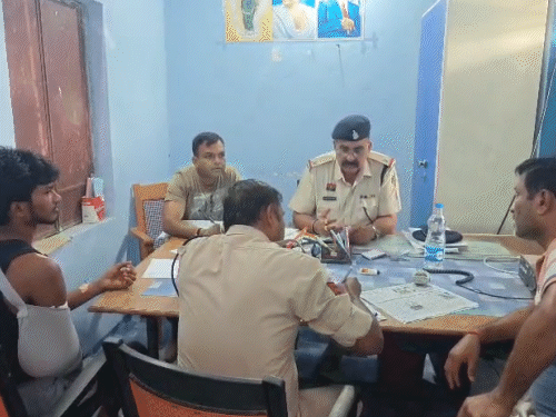 परिजनों से पूछताछ कर पुलिस आरोपियों की जानकारी जुटा रही है।