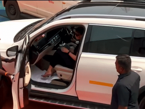 नयनतारा भी ब्लैक आउटफिट और ब्लैक सनग्लासेस में एलिगेंट लुक में दिखीं।