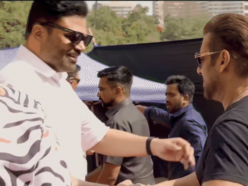 सलमान ने वामशी पेडिपल्ली से गले मिले और दिल राजू से भी मुलाकात की।