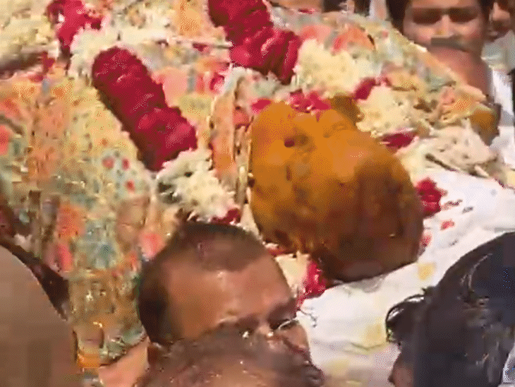 शुक्रवार को बीकाजी फूड्स इंटरनेशनल के सीएमडी और प्रख्यात उद्योगपति शिवरतन अग्रवाल की अंतिम यात्रा में बड़ी संख्या में लोग शामिल हुए।