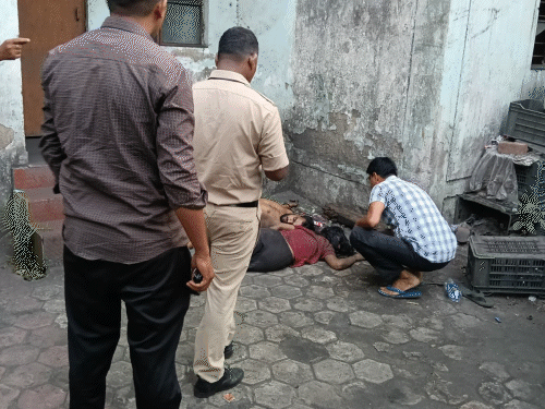 पुलिस पहले आत्महत्या मान रही थी, लेकिन घायल गर्लफ्रेंड ने इसे हादसा बताया। - Dainik Bhaskar