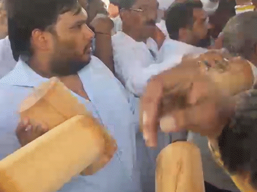 5 क्विंटल चंदन की लकड़ी से शिवरतन अग्रवाल का अंतिम संस्कार किया गया। मुखाग्नि उनके बेटे दीपक अग्रवाल ने दी।