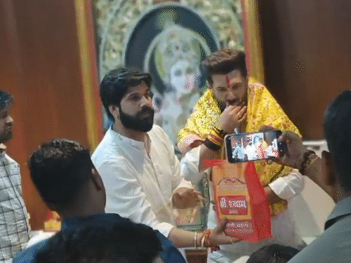 श्रीश्याम मंदिर कमेटी के मंत्री मानवेंद्र सिंह चौहान ने केंद्रीय मंत्री चिराग पासवान का स्वागत किया।