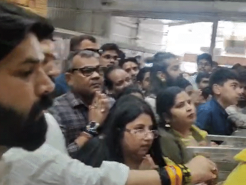 केंद्रीय मंत्री पासवान ने बाबा श्याम की चौखट पर माथा टेका और रोली-चावल चढ़ाकर पूजा-अर्चना की।