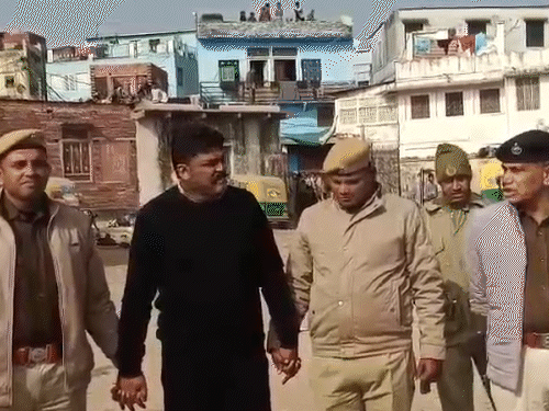 गिरफ्त में अमीनुद्दीन। आरोप है कि पुलिस के पहुंचने से पहले उसने पत्थरों और सड़क पर फैले खून को साफ कराकर सारे सबूत मिटा दिए थे।