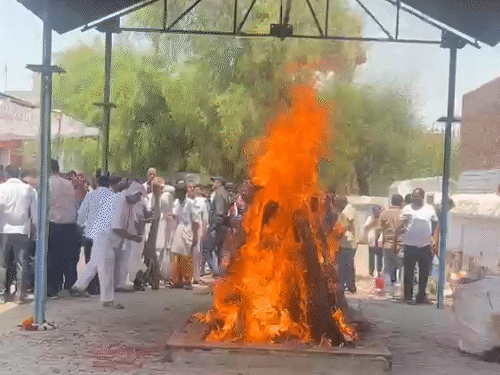बीकाजी फूड्स इंटरनेशनल के सीएमडी शिवरतन अग्रवाल का अंतिम संस्कार शुक्रवार को बीकानेर में किया गया।