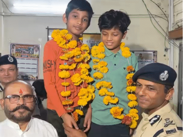 पुलिस ने दोनों बच्चों को परिजन को सौंप दिया है।