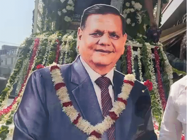 बीकानेर के सार्दुलगंज स्थित आवास पर बीकाजी फूड्स इंटरनेशनल के सीएमडी और प्रख्यात उद्योगपति शिवरतन अग्रवाल की अंतिम यात्रा सुबह करीब साढ़े दस बजे निकली।