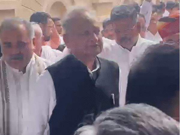 शुक्रवार सुबह पूर्व मुख्यमंत्री अशोक गहलोत, उनके बेटे वैभव गहलोत सहित तमाम लोग बीकाजी फूड्स इंटरनेशनल के सीएमडी शिवरतन अग्रवाल को श्रद्धांजलि देने पहुंचे थे।