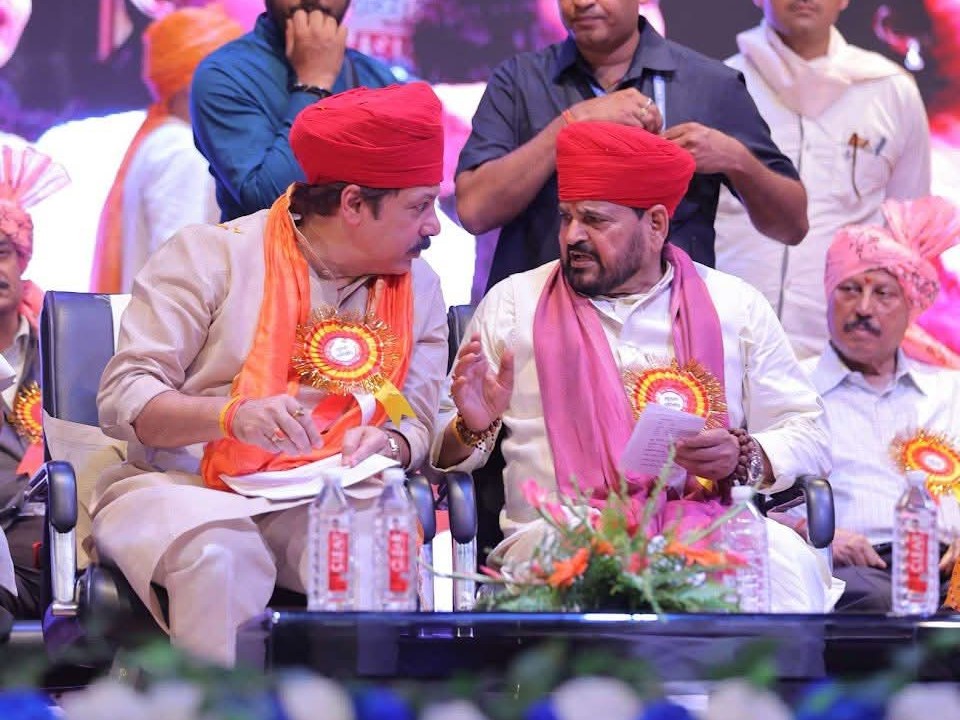 कार्यक्रम में बृजभूषण शरण सिंह के साथ बाहुबली धनंजय सिंह भी शामिल हुए।