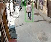 आरोपी को पकड़ने की कोशिश करते लोग सीसीटीवी में कैद।