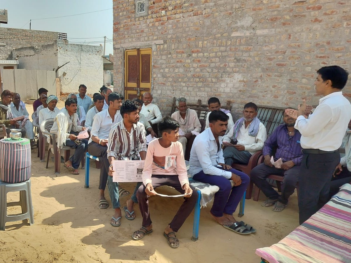 गांव पातलीसर में उर्वरकों के संतुलित उपयोग की किसानों को जानकारी दी।