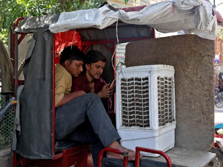 दिल्ली में गर्मी से निजात पाने के लिए एक शख्स ने अपने ई-रिक्शा में ही कूलर लगा लिया।