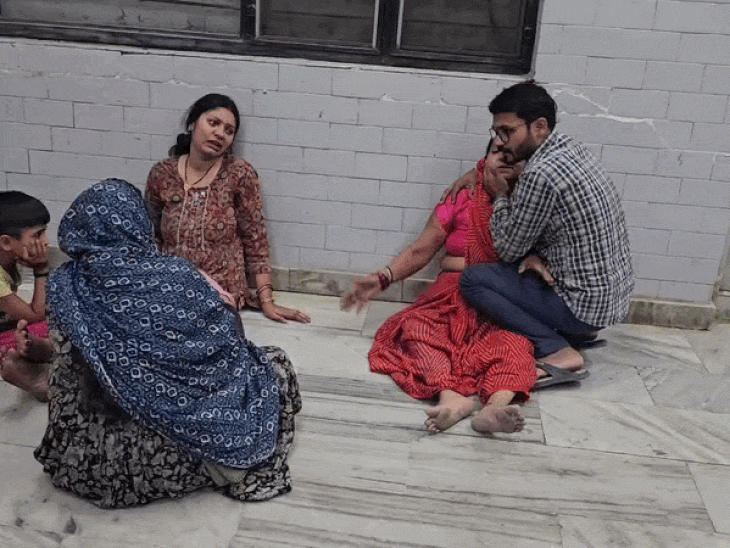 शिखा के परिजन रोते बिलखते - Dainik Bhaskar