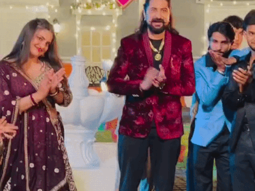 हरियाणवी एक्ट्रेस दिव्यांका सिरोही के साथ शूटिंग के दौरान कलाकार कुलदीप कौशिक ओर अन्य साथी कलाकार।