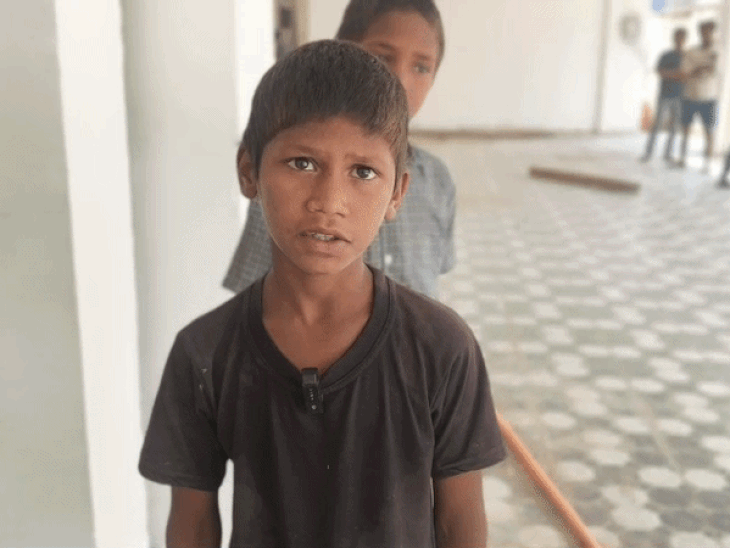 पुष्पराज साकेत ने कहा कि मेरी बहन को मां ने हम सब के सामने रात 12 बजे बहुत पीटा