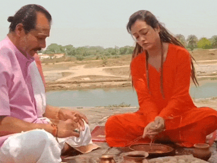 हर्षा संन्यास से पहले पिंडदान भी कर चुकी हैं।