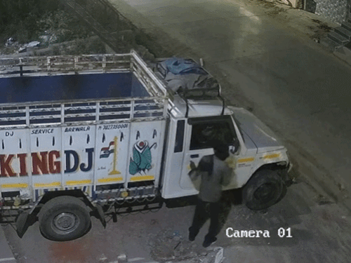 पंचकूला में गाड़ी चोरी करते हुए 2 युवक। - Dainik Bhaskar