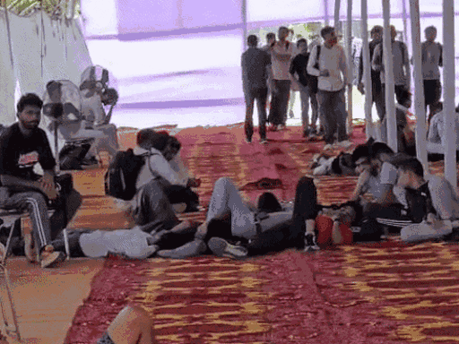 पंचकूला के ताऊ देवीलाल स्टेडियम में अपने शेड्यूल का इंतजार करते कैंडिडेट।