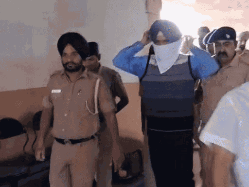 पूर्व डीआईजी भुल्लर को चंडीगढ़ में CBI कोर्ट में पेश करने ले जाते हुए।- फाइल