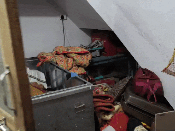 घर में घुसकर लाखों की चोरी - Dainik Bhaskar