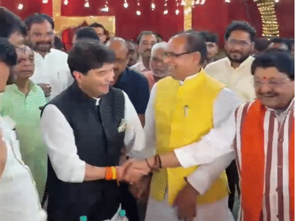 भोपाल में एक समारोह में शिवराज, सिंधिया और विजयवर्गीय के बीच जमकर ठहाके लगे।