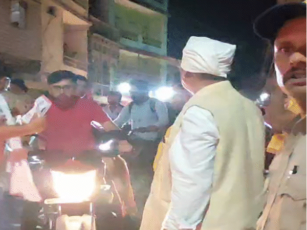 सागर के एक इलाके में जाम लगा तो खुद भाजपा विधायक शैलेंद्र जैन ने व्यवस्था संभाली।