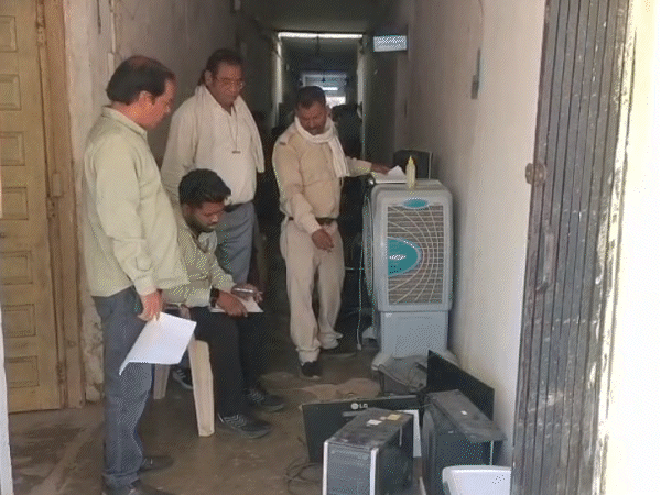 गुना में कोर्ट के आदेश पर जल संसाधन विभाग के दफ्तर में कुर्की की कार्रवाई की गई