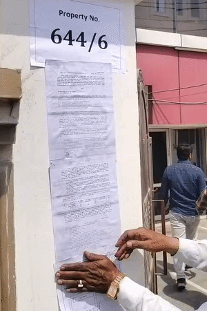 सेंट्रल मार्केट में शुक्रवार दोपहर प्रशासन ने सेटबैक के नोटिस चस्पा किए।