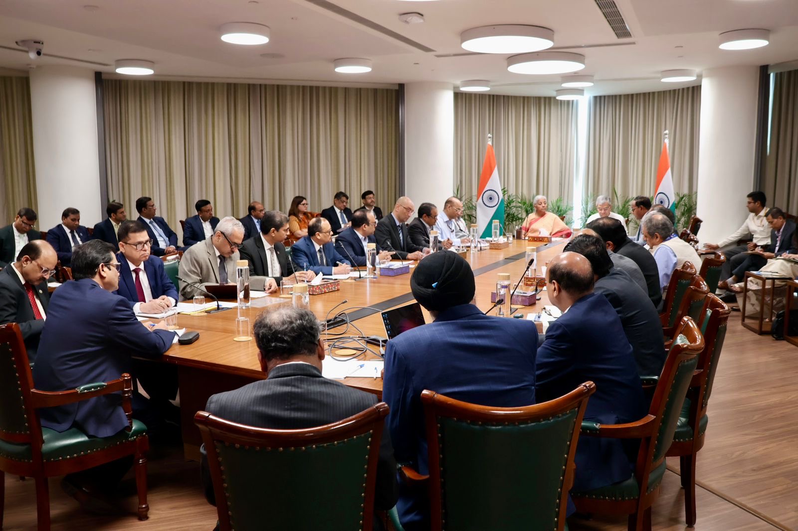 वित्त मंत्री निर्माला सीतारमण ने शेड्यूल्ड कॉमर्शियल बैंकों और स्टेकहोल्डर्स के साथ हाई-लेवल मीटिंग की। इस मीटिंग का मकसद AI मॉडल्स में हो रहे हालिया बदलावों से जुड़े खतरों के संभावित प्रभाव का आकलन करना था।