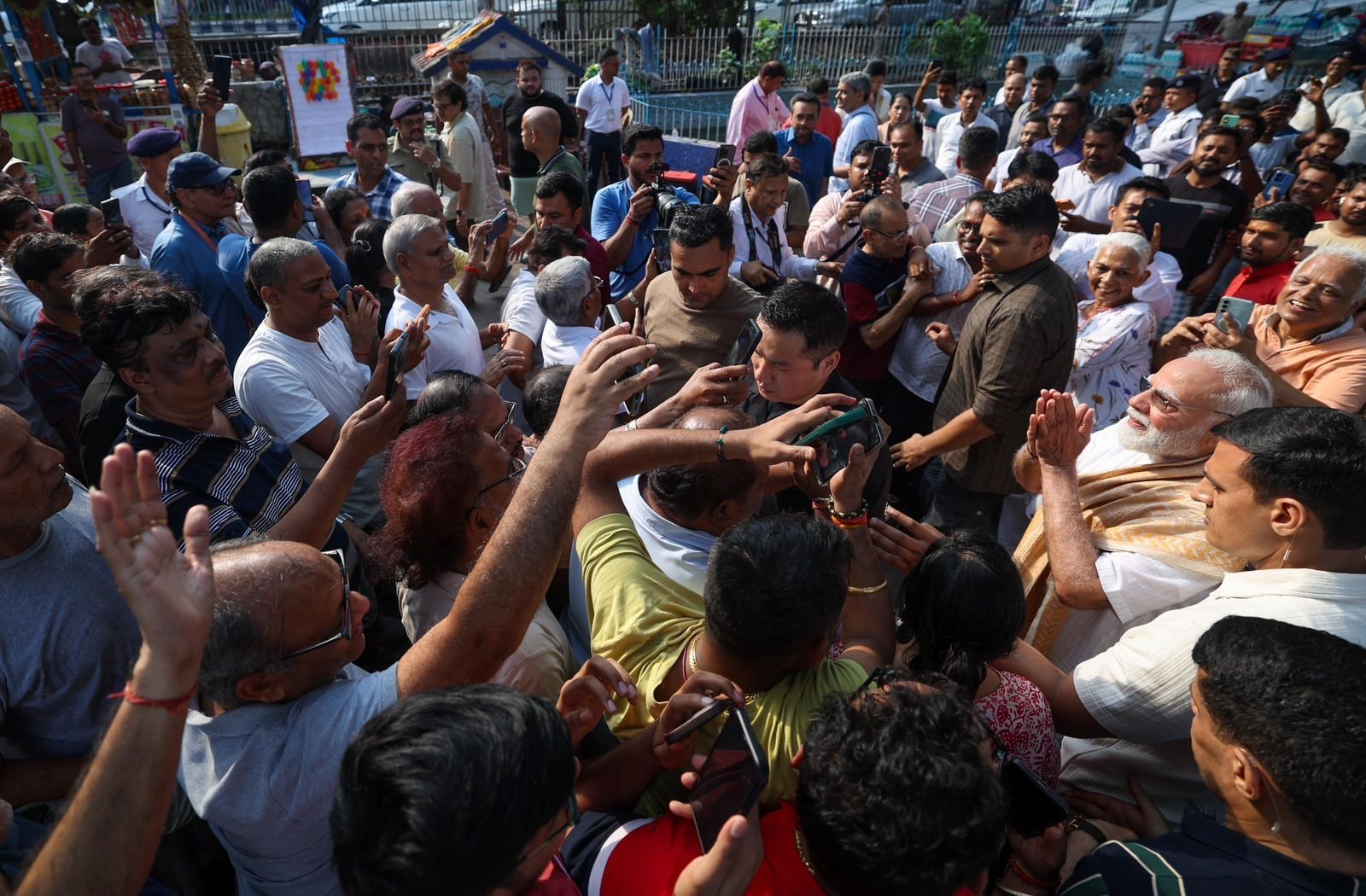 पीएम नाव की सवारी करने के बाद स्थानीय लोगों से भी मिले।