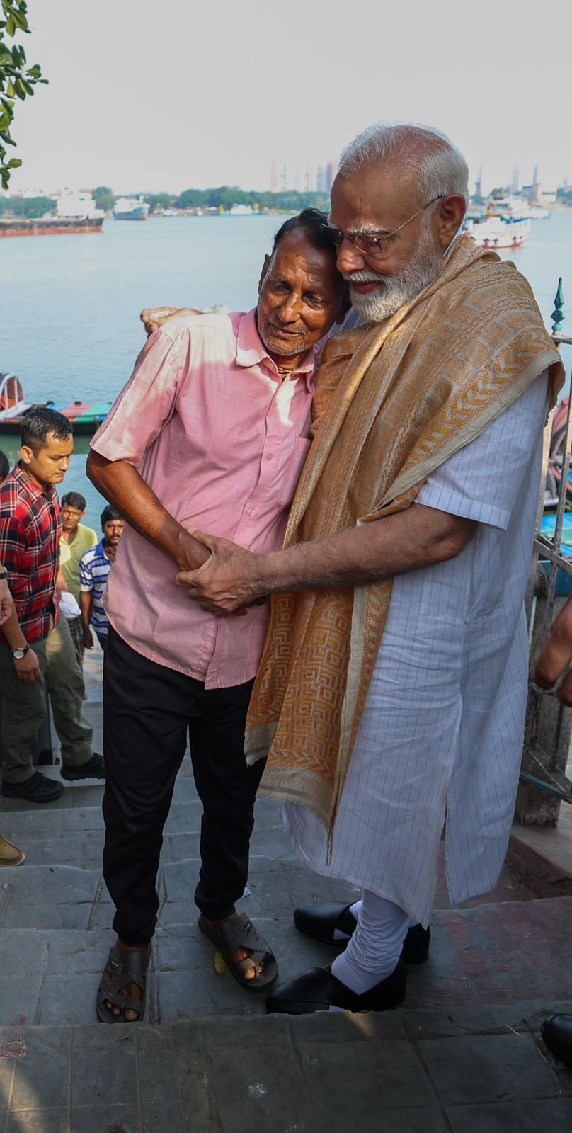 पंतप्रधान मोदींनी नाविकाला मिठी मारली. त्यांनी ₹1000 भाडेही दिले.