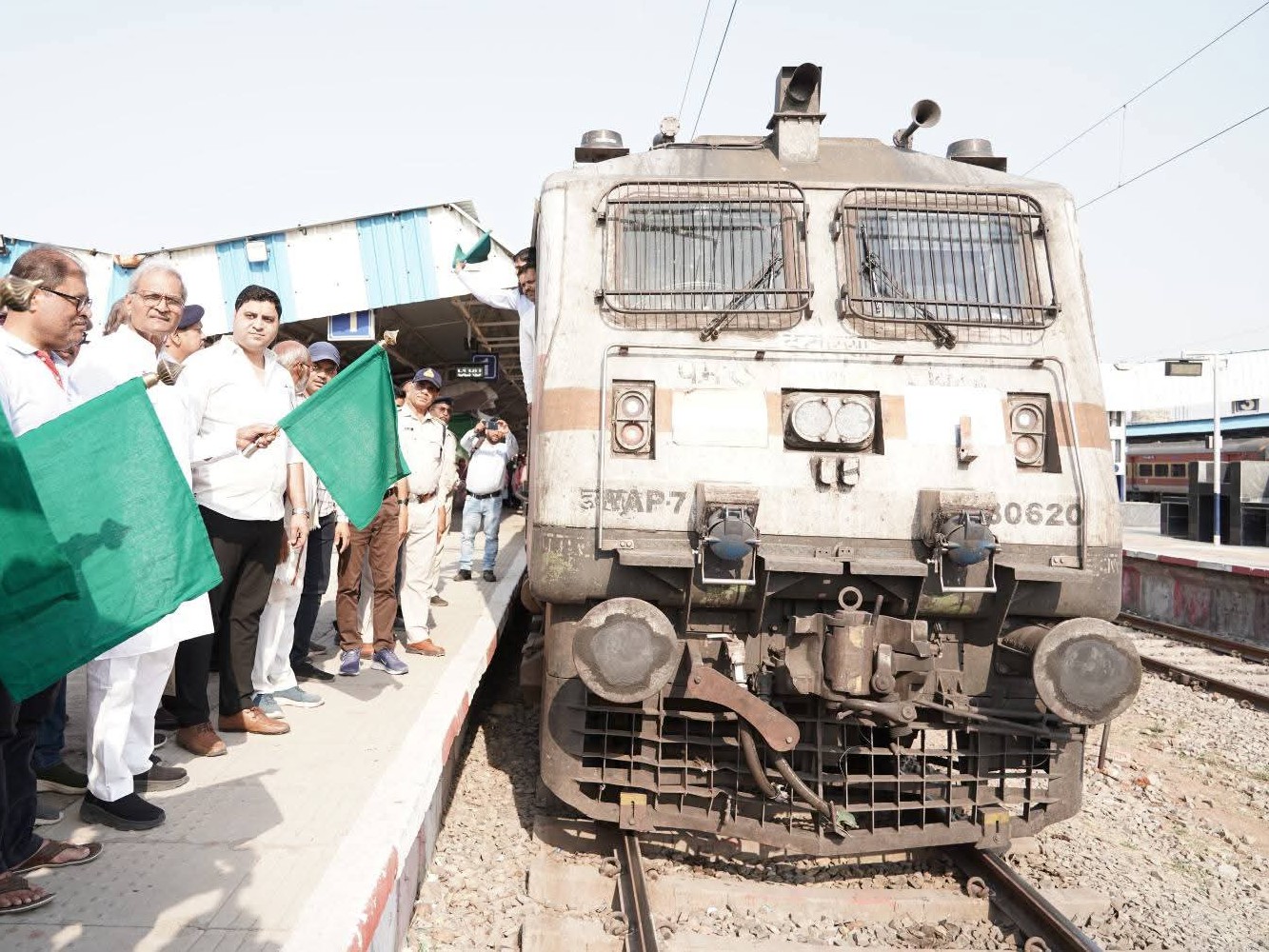 ट्रेन को सांसद ने दिखाई हरी झंडी - Dainik Bhaskar