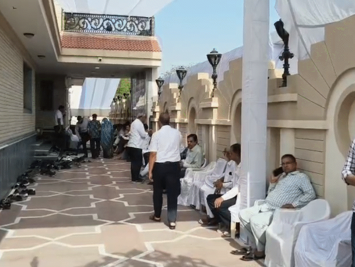 बीकाजी के सीएमडी शिवरतन अग्रवाल के निधन की खबर लगते ही तमाम लोग उनके घर शोक जताने पहुंच गए।