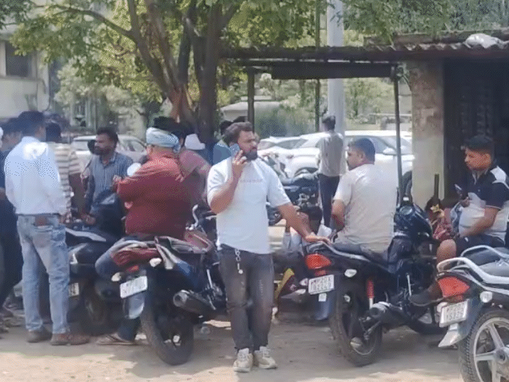 मर्चुरी के बाहर खड़े परिजन।