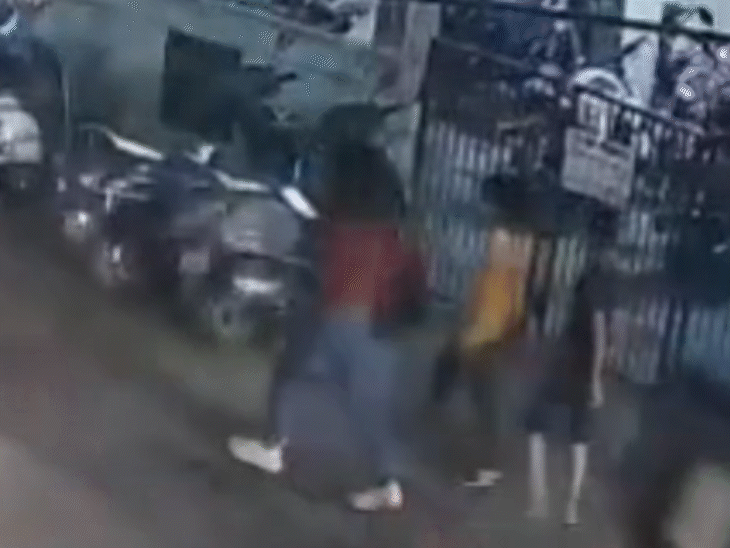 सीसीटीवी फुटेज में जींस पहने युवती दोनों बच्चों को अपने साथ ले जाती दिखी थी।