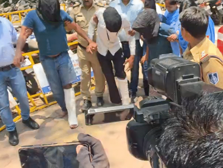 आरोपियों को गिरफ्तार कर थाने लाया गया।