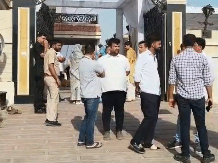 गुरुवार देर रात बीकाजी के सीएमडी शिवरतन अग्रवाल की पार्थिव देह बीकानेर लाई गई थी। परिवार वाले भी चार्टर प्लेन से बीकानेर पहुंच गए थे।