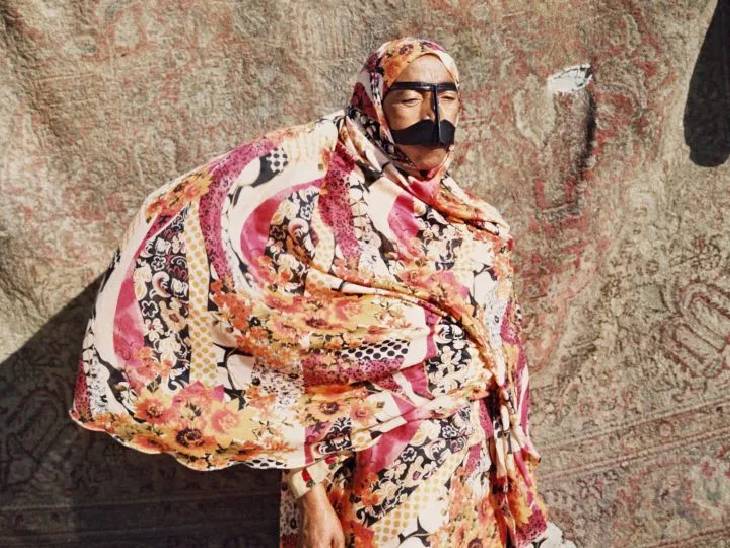 ये नकाब ‘जार’ को धोखा देने के लिए पहना जाता है।