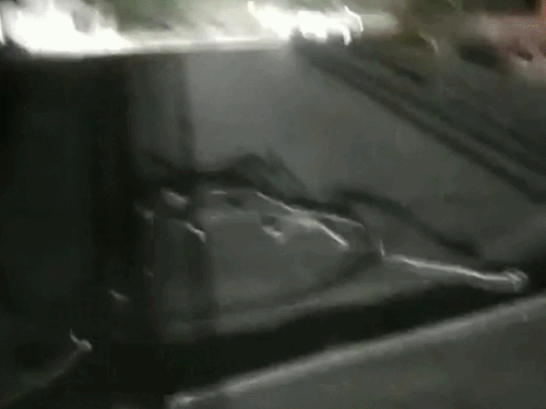 बीच सड़क पर टूटकर गिरी तारे।