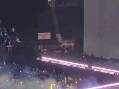 मोबाइल की टॉर्च जलाकर दिलजीत की मां का स्वागत करते फैंस।