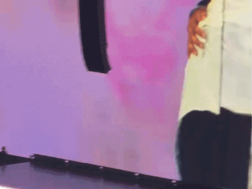 मां की इंट्रोडक्शन करवाते पंजाबी सिंगर दिलजीत दोसांझ।